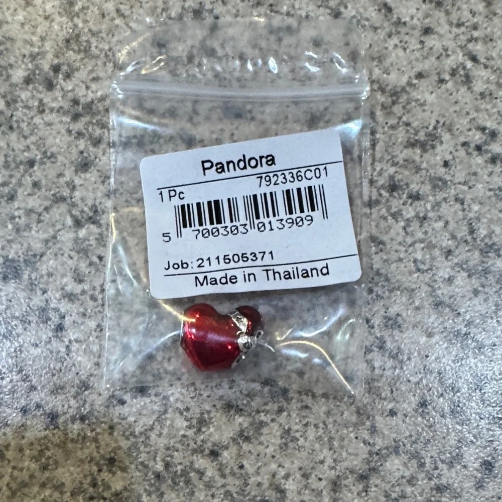 NWT Pandora Festive Metallic Red Heart Charm With Santa Hat - Picture 3 of 6